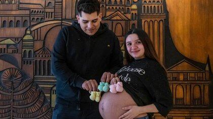 Giuliana Salvo, de 18 años, y Facundo Quinto, de 19, serán padres de las trigemelas en los primeros días de octubre (Télam).