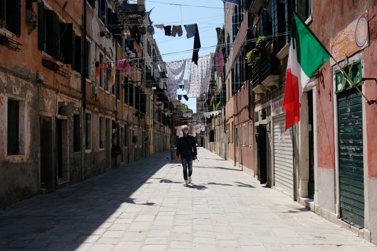 Italia, el país europeo más afectado por el coronavirus, sigue en cuarentena (Reuters/ Manuel Silvestri)
