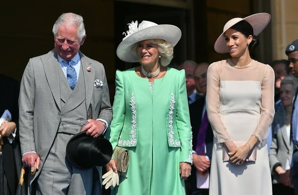 El príncipe Carlos, Camilla, duquesa de Cornwall y la duquesa de Sussex, Meghan Markle en pleno acto (AFP PHOTO / POOL / Dominic Lipinski)