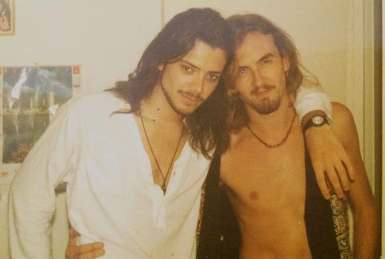 Actores en el recuerdo: Álvaro Morte (izquierda) con un amigo, durante su época de estudiante (Instagram)