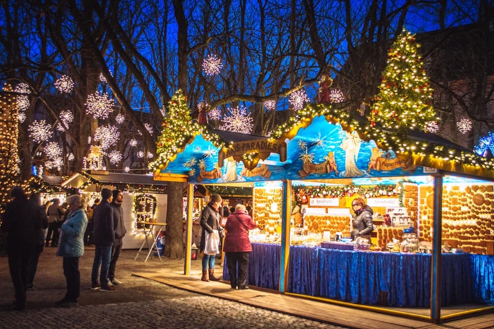 El mercado de Basilea está justo en el centro de la ciudad, en el corazón del casco antiguo, con decoración festiva. Este mercado navideño es el más grande de Suiza