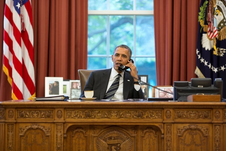 Barack Obama habla por teléfono con el presidente iraní Hassan Rohani durante una llamada telefónica en el Despacho Oval de la Casa Blanca en Washington el 27 de septiembre de 2013 (REUTERS/Pete Souza/La Casa Blanca/Reparto vía Reuters)