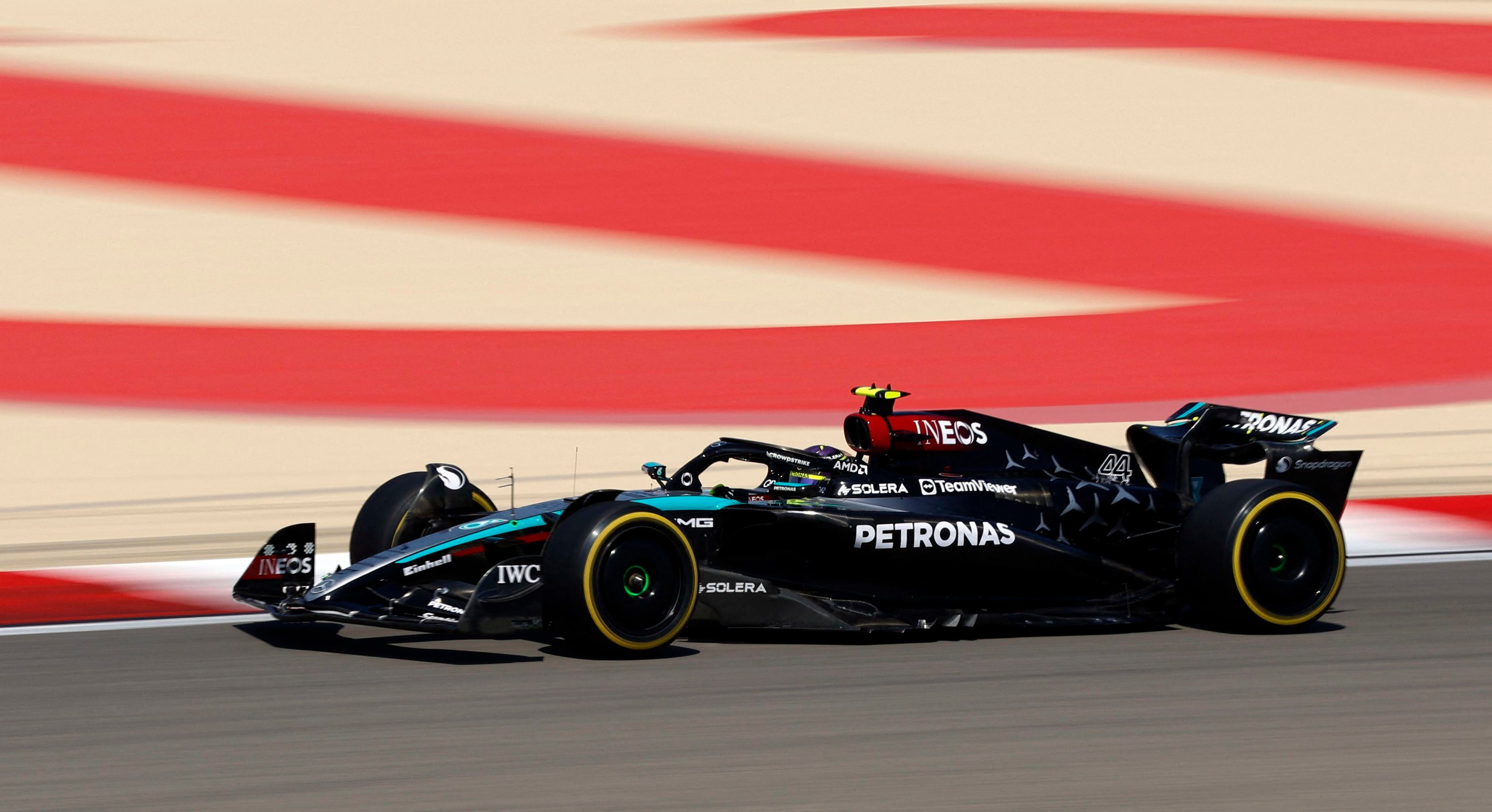 Lewis Hamilton en acción con el Mercedes. Fue tercero este jueves (REUTERS/Hamad I Mohammed)