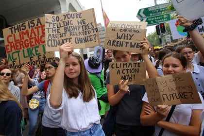 Activistas de School Strike for Climate Australia (SS4C) celebran una 'Sesión de solidaridad' fuera de la oficina del Partido Liberal de Australia en Sydney, Australia, el 29 de noviembre de 2019. Imagen AAP / Steven Saphore / vía REUTERS