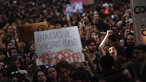 Protesta en España contra la liberación de La Manada (Reuters)