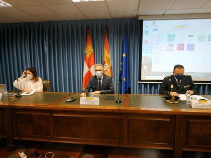 22/04/2021 El delegado del Gobierno, Javier Izquierdo, en el centro, durante la comparecencia para dar los detalles de la liberación de las cuatro mujeres explotadas sexualmente.
CASTILLA Y LEÓN ESPAÑA EUROPA VALLADOLID SOCIEDAD
EUROPA PRESS. 