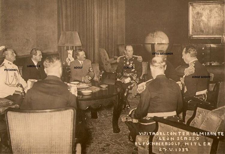 La visita del contraalmirante León Scasso, jefe de la Flota de Mar al frente de la delegación naval argentina, al por entonces canciller Adolf Hitler