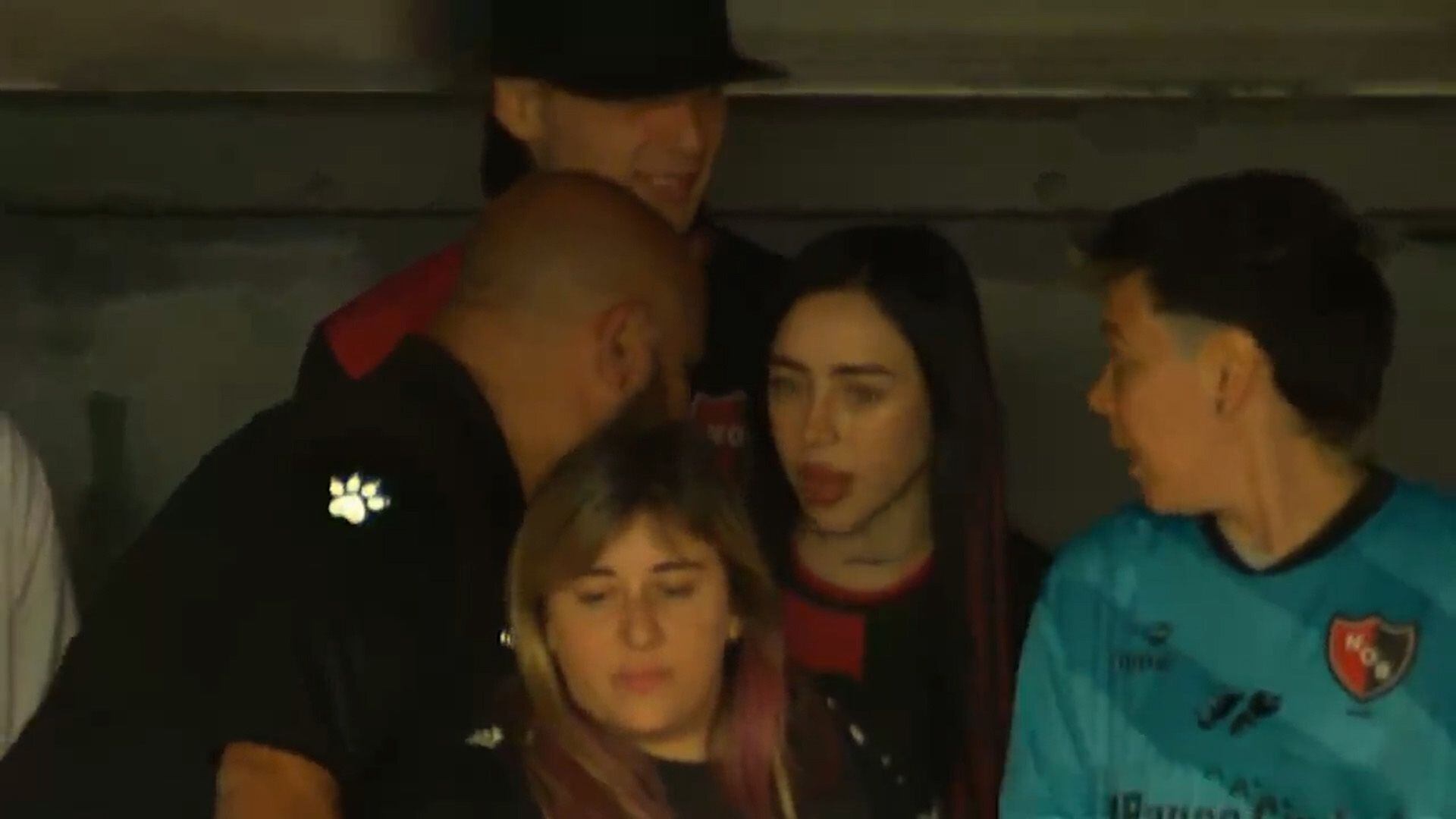 Nicki Nicole y Peso Pluma viendo a Newell's ante Estudiantes