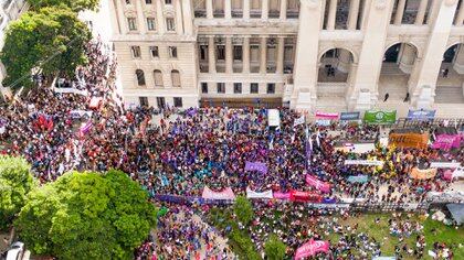 Diferentes grupos feministas se reúnen frente al Palacio Nacional de Justicia para exigir justicia para Femrsula Bahillo.  Foto: Thomas Kasky