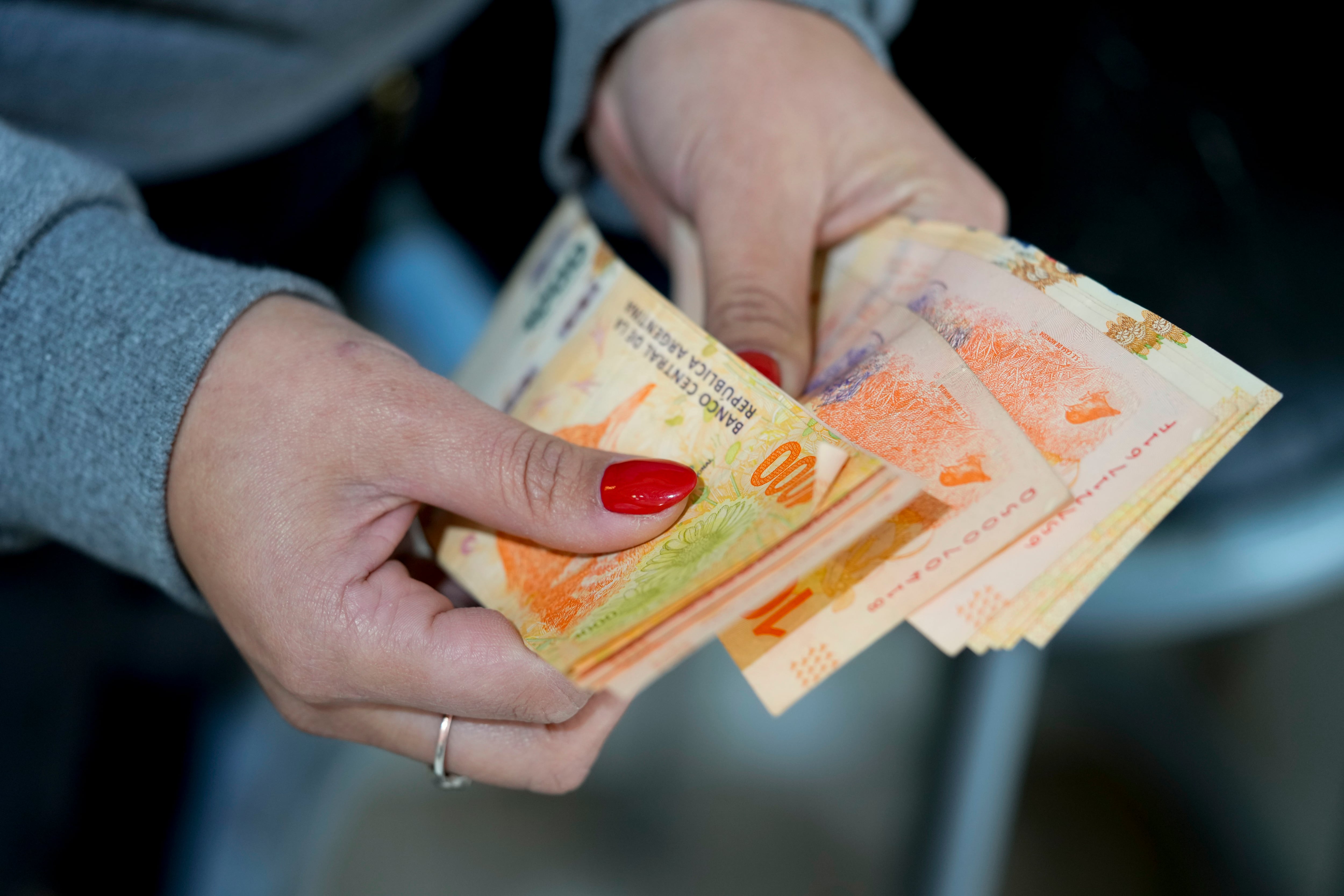El Banco Centrar Uruguay proyecta que se reducirá la "brecha cambiaria" en Argentina. (AP Foto/Natacha Pisarenko)