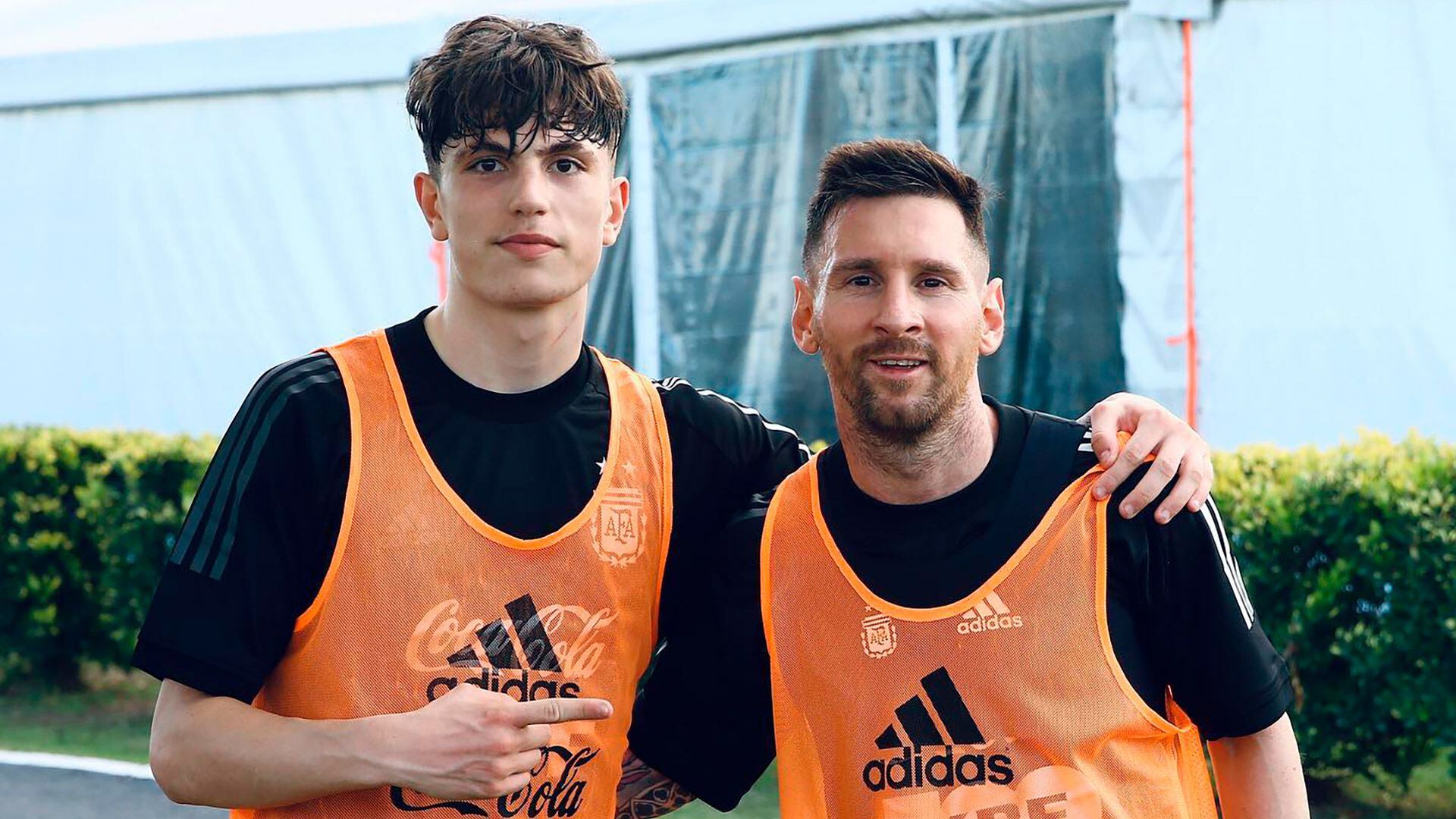 Alejandro Garnacho junto a Messi