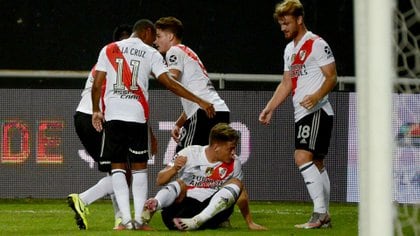 La delantera juvenil de River funcionó a pleno en la primera parte (@fotobairesarg)