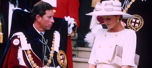 Principe Carlos y la princesa Diana en un evento en 1992.