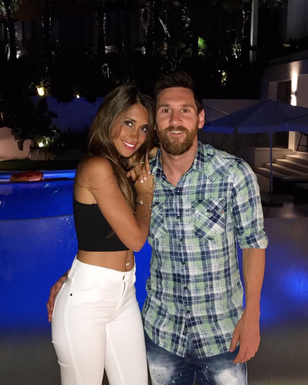 La mano fuera de lugar de Lionel Messi con Antonela Roccuzzo (Instagram)