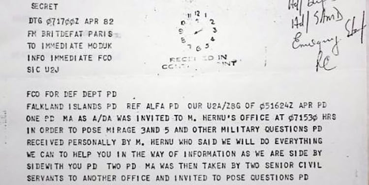 Mensaje del 7 de abril de 1982 del Agregado Militar de Defensa en la embajada británica en Francia, dirigido al Ministerio de Defensa, dando cuenta de la reunión en donde se solicitó información sobre armamento suministrado a Argentina