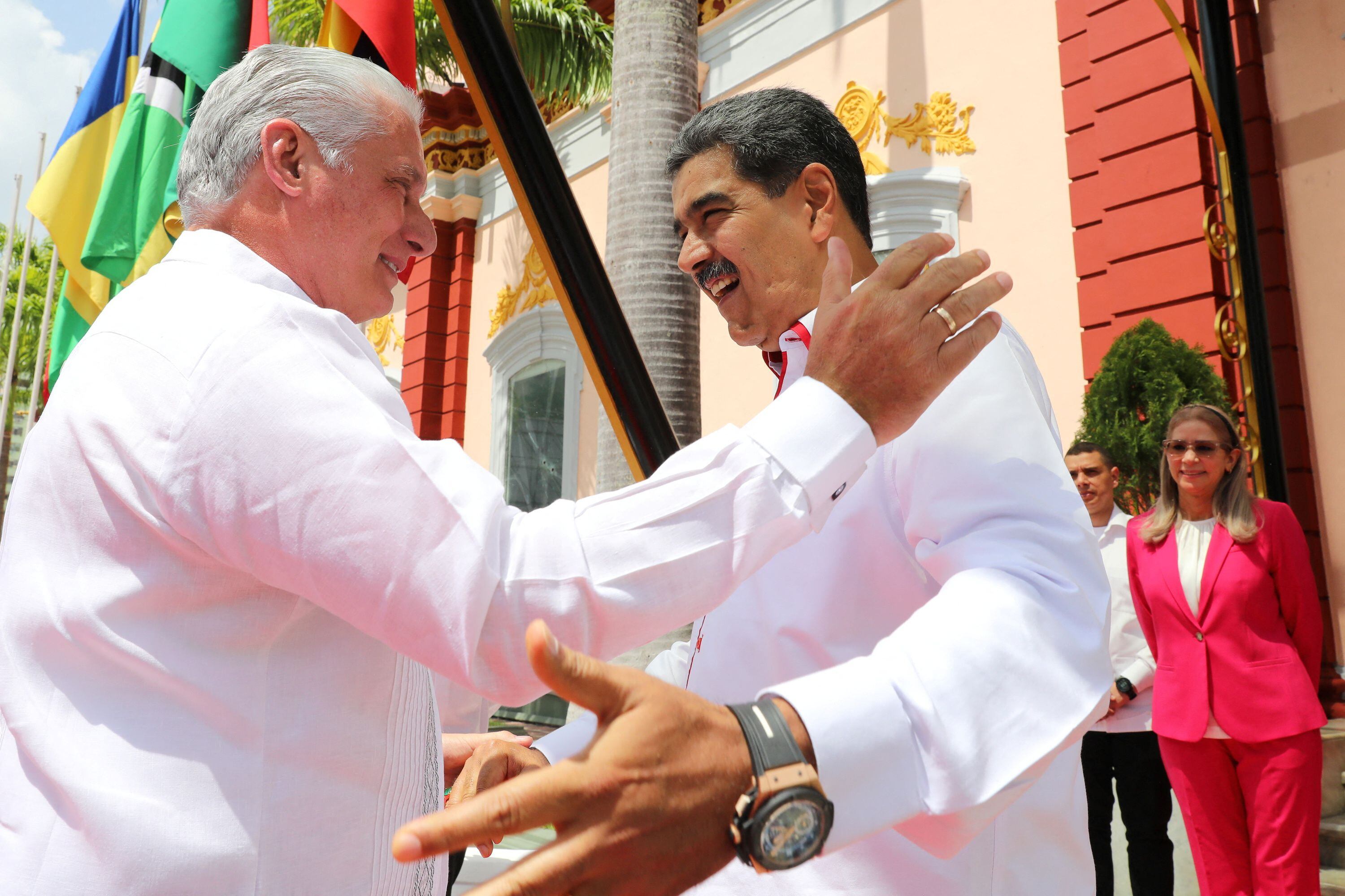 El dictador venezolano Nicolas Maduro saluda con una sonrisa al presidente de Cuba, Miguel Diaz-Canel, antes de la cumbre del Alba que se hizo en Caracas 