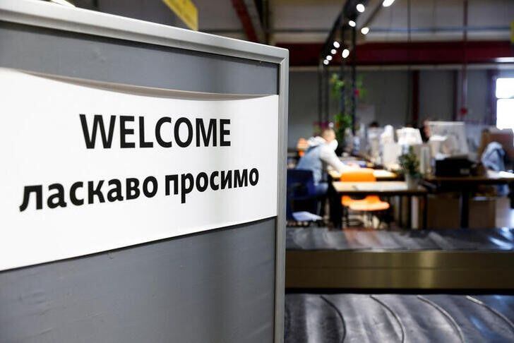 Imagen de archivo de un cartel de bienvenida en un centro de acogida para refugiados ucranianos en el antiguo aeropuerto de Tegel, Berlín, Alemania (REUTERS/Michele Tantussi)