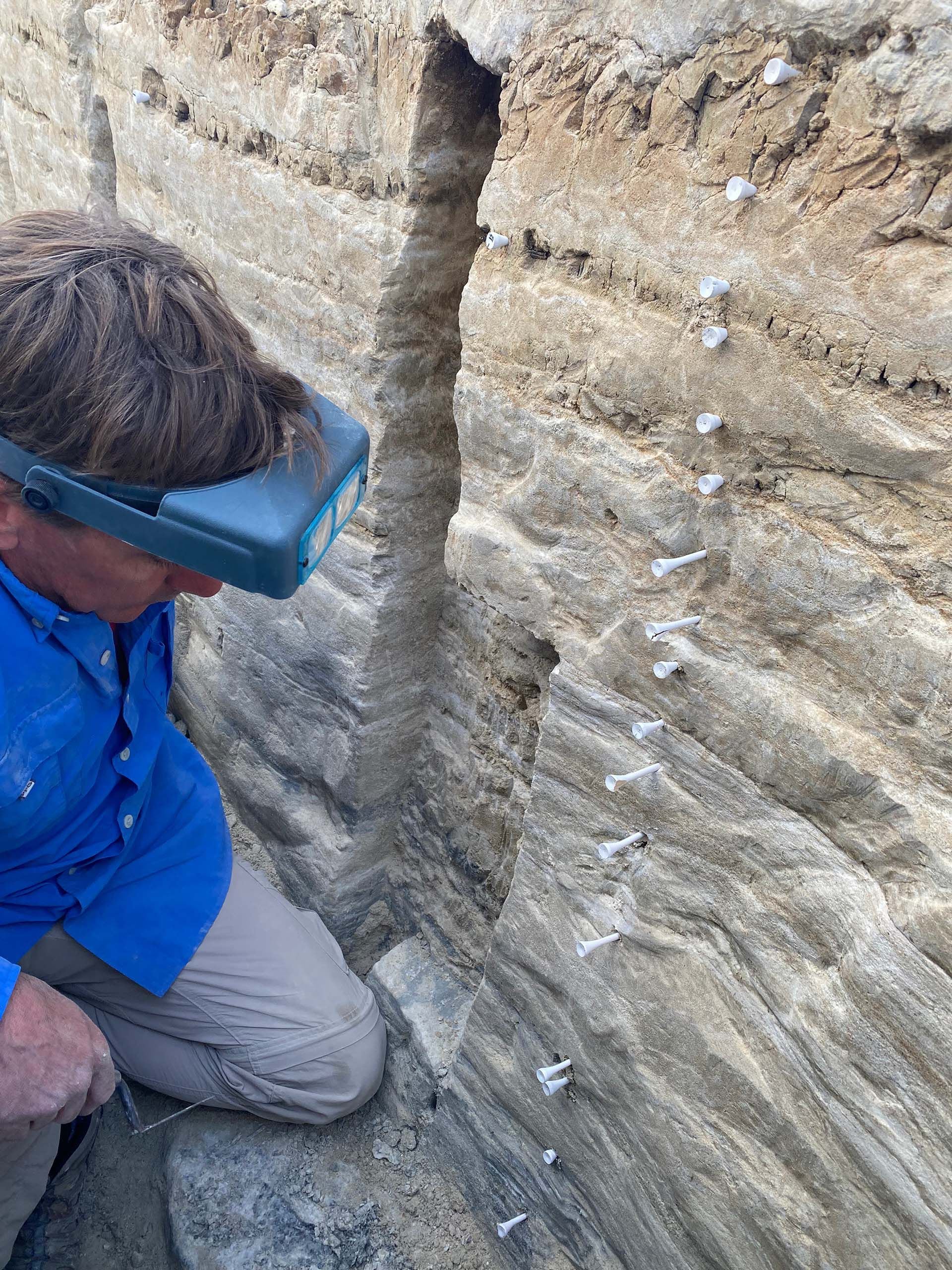 El geólogo investigador del Servicio Geológico de Estados Unidos, Jeffrey Pigati, examina las capas sedimentarias de las que se tomarán muestras de polen en White Sands. (Crédito:  National Park Service)