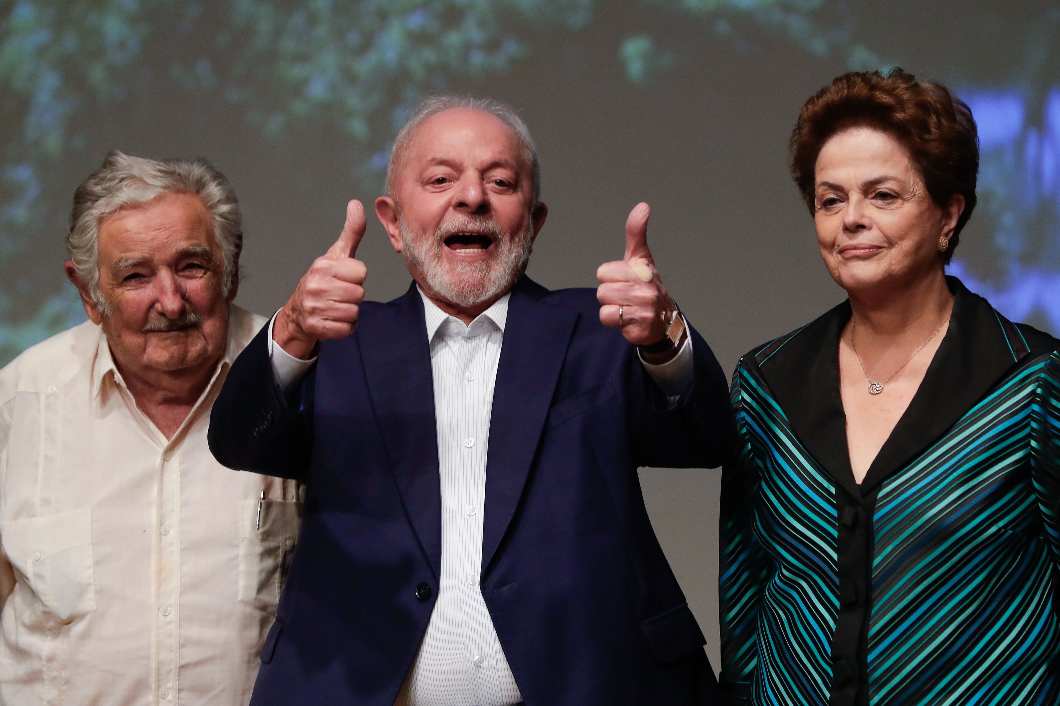 El Presidente de Brasil, Luiz Inácio Lula da Silva (C), acompañado por el expresidente de Uruguay José Mujica (I) y la presidenta del Nuevo Banco de Desarrollo (NDB), Dilma Rousseff, este 6 de diciembre de 2023. (EFE/André Coelho)