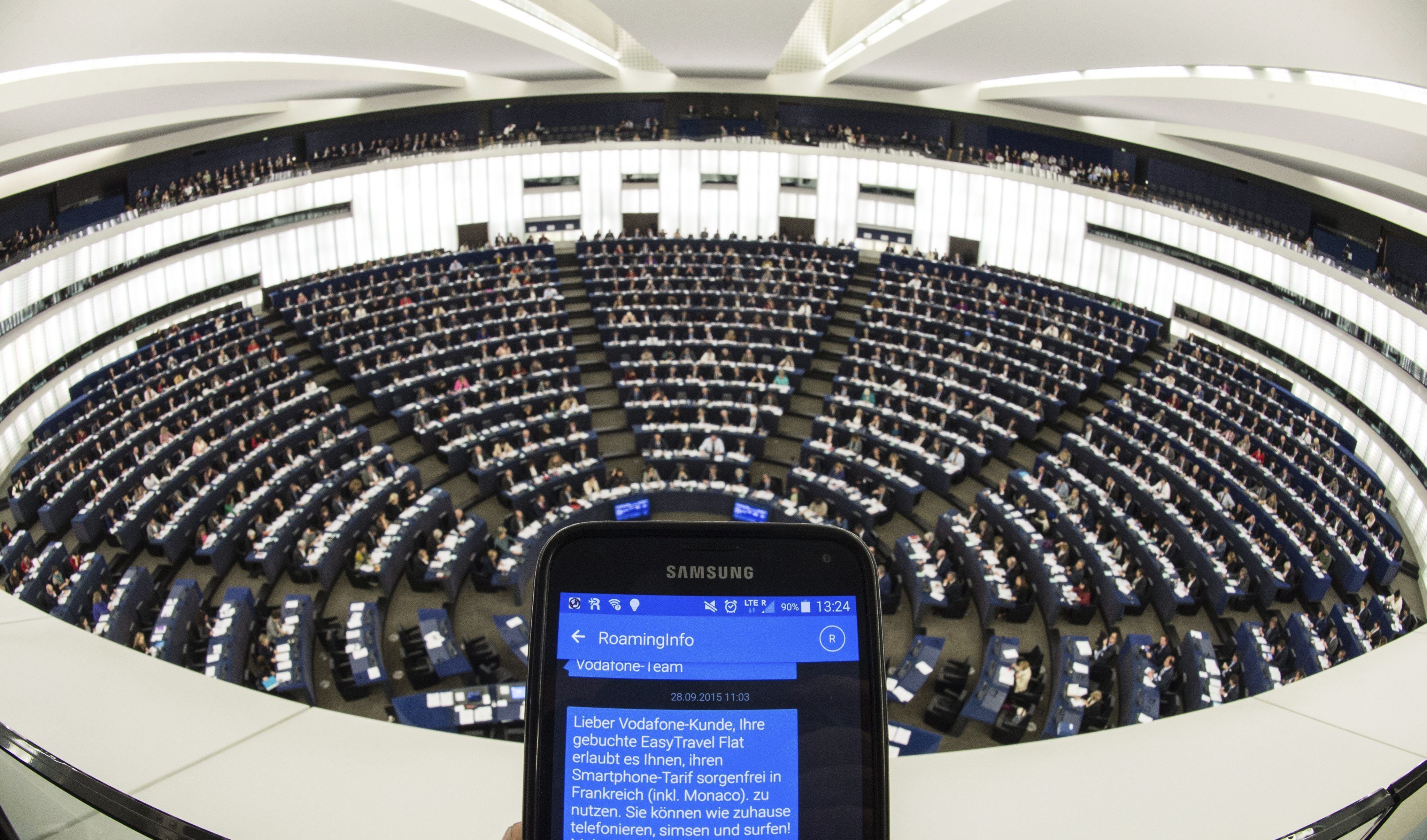 Una persona muestra un SMS con información de ""roaming"" en su teléfono móvil durante el pleno del Parlamento Europeo en Estrasburgo (Francia), en una fotografía de archivo. EFE/Patrick Seeger