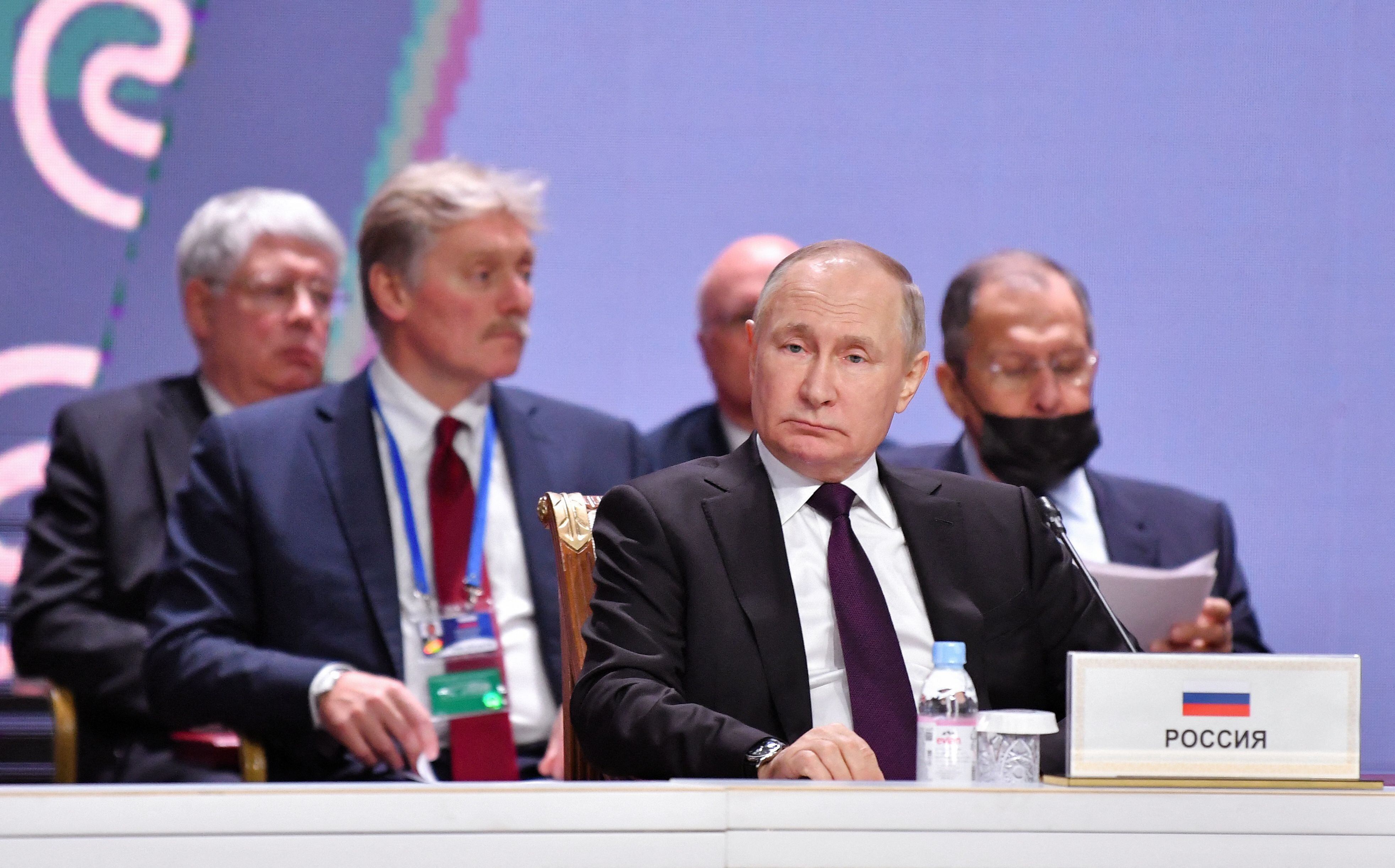 Vladimir Putin, su canciller Sergei Lavrov y el vocero Dmitri Peskov (REUTERS/Turar Kazangapov)