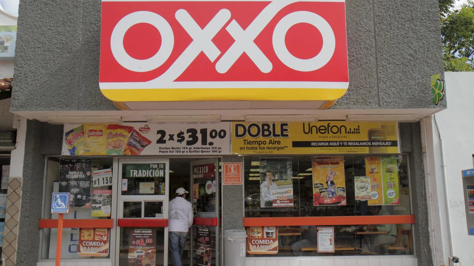 Oxxo opera en todo el país y tiene presencia en otros países de Latinoamérica, sólo que bajo otros nombres (getty Images)