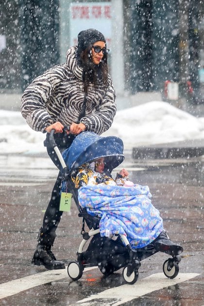 Irina Shayk le hizo frente a las bajas temperaturas y paseó bajo la nieve de Nueva York. La modelo llevó a su hija en el cochecito y lució una campera estampada de cebra