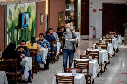 Vista general de un restaurante con atención al público de forma presencial este lunes, en Sao Paulo (Brasil). EFE/ Sebastiao Moreira
