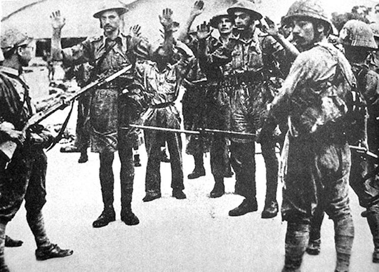 Tropas japonesas junto a soldados británicos capturados, posiblemente en Singapur (Gentileza: News dog media)