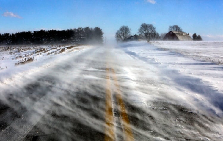 La nieve arrastrada por el viento cubre una calle cerca de Monte Joy en el Condado Lancaster, Pensilvania, el miÃ©rcoles 30 de enero de 2019. (AP Foto/Jacqueline Larma)