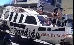 Un grupo de vecinos protestaron en Lomas de Zamora arriba de un yate