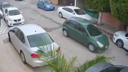 Una cámara de seguridad captó el momento de la agresión a un agente de la FGE de Coahuila. Los pistoleros huyeron a bordo de un vehículo (Foto: Captura de pantalla)