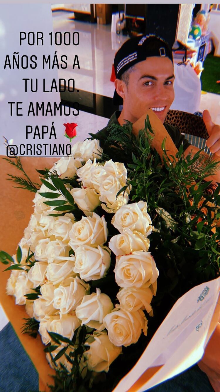 Cristiano Ronaldo recibió un ramo de rosas blancas (@georginagio)