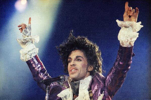El cantante Prince durante una actuación en el Forum de Inglewood, California (AP)