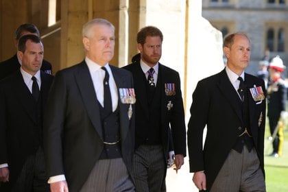 El duke de York, el príncipe Harry, el príncipe Eduardo y Peter Phillips en el funeral del príncipe Felipe en el castillo de Windsor (Reuters)