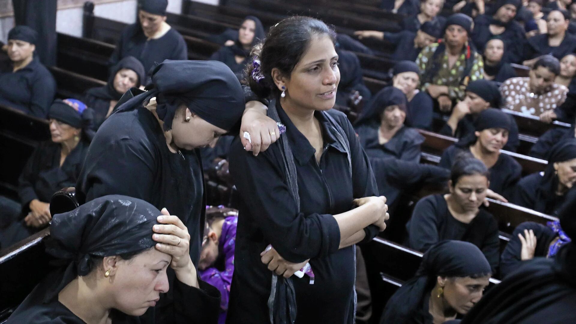 El dolor de los familiares de los muertos por el atentado en El Cairo
