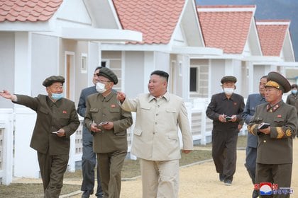 Kim Jong-un inspecciona una zona de casas en construcción en la provincia de Hamgyong, una de las más golpeadas por los recientes tifones (KCNA via REUTERS)