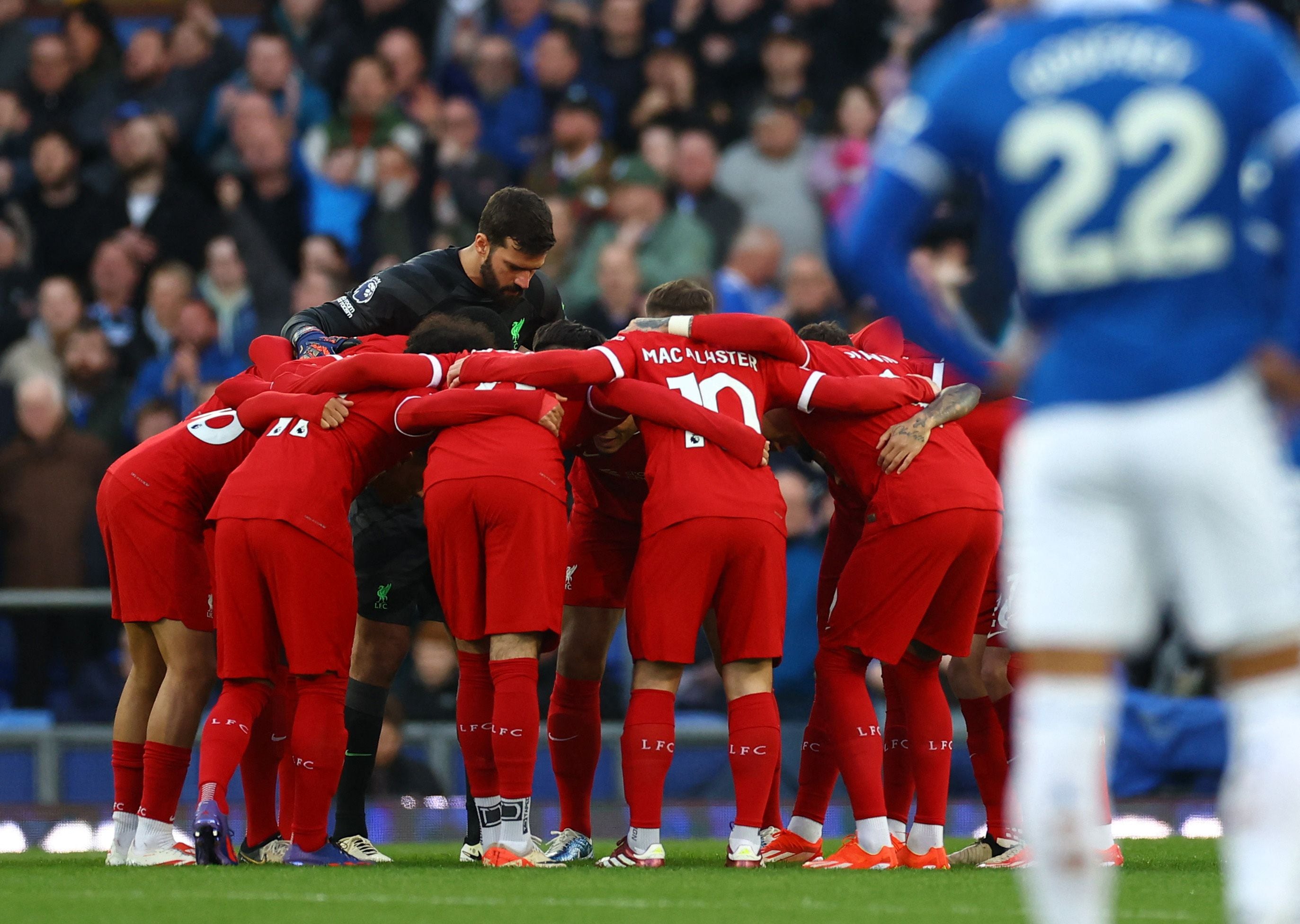 Fútbol - Liga Premier - Everton v Liverpool - Goodison Park, Liverpool, Bretaña - abril 24, 2024 Liverpool players huddle before the match REUTERS/Carl Recine NO USE WITH UNAUTHORIZED AUDIO, VÍDEO, DATA, FIXTURE LISTS, CLUB/LEAGUE LOGOS OR 'LIVE' SERVICES. ONLINE IN-MATCH USE LIMITED TO 45 IMAGES, NO VIDEO EMULATION. NO USE IN BETTING, GAMES OR SINGLE CLUB/LEAGUE/PLAYER PUBLICATIONS.