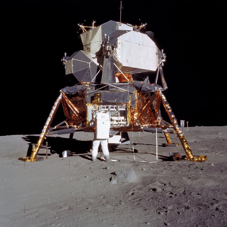 Buzz Aldrin despliega el equipo científico para la superficie lunar.