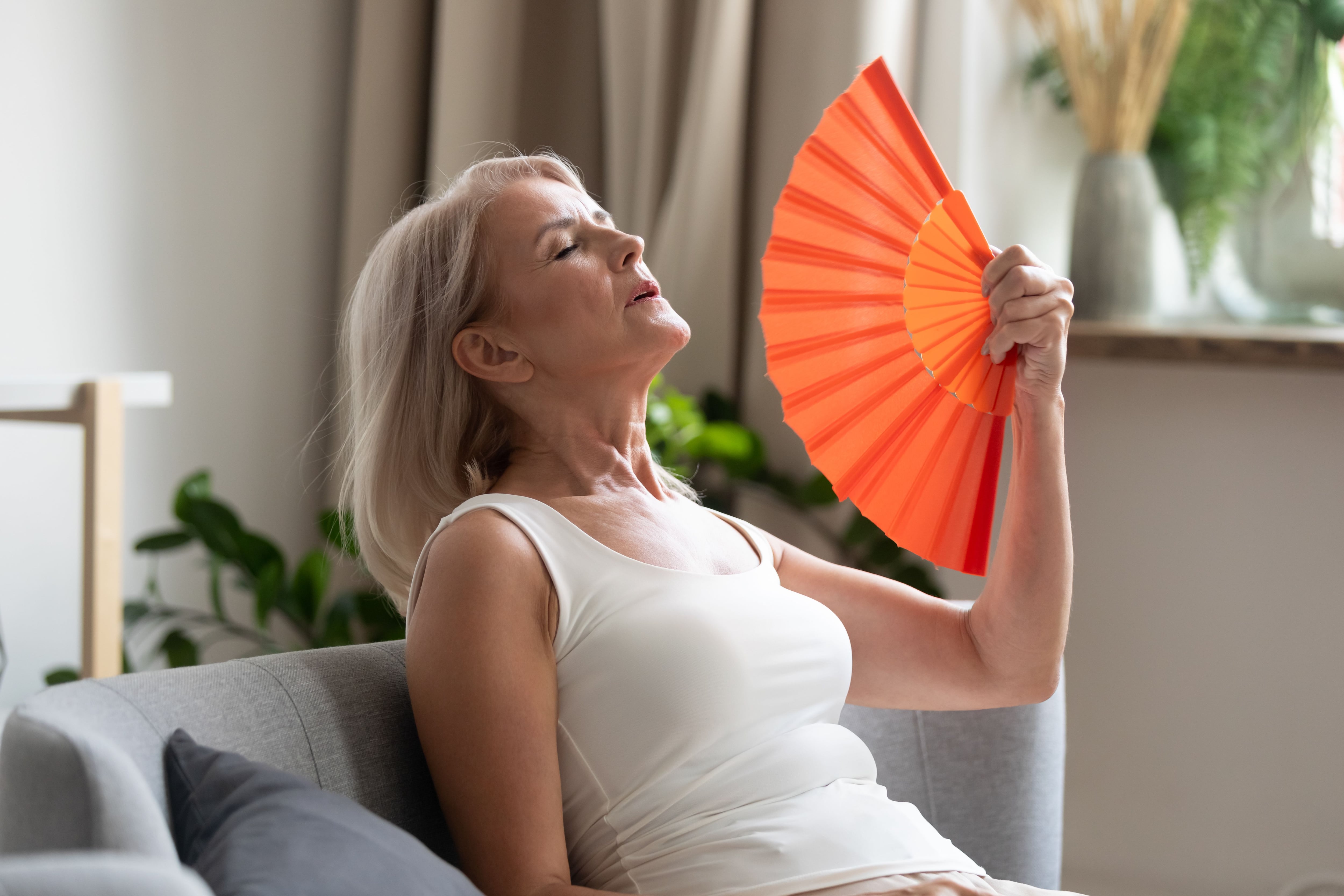 Mujer con sofocos por la menopausia (Shutterstock)