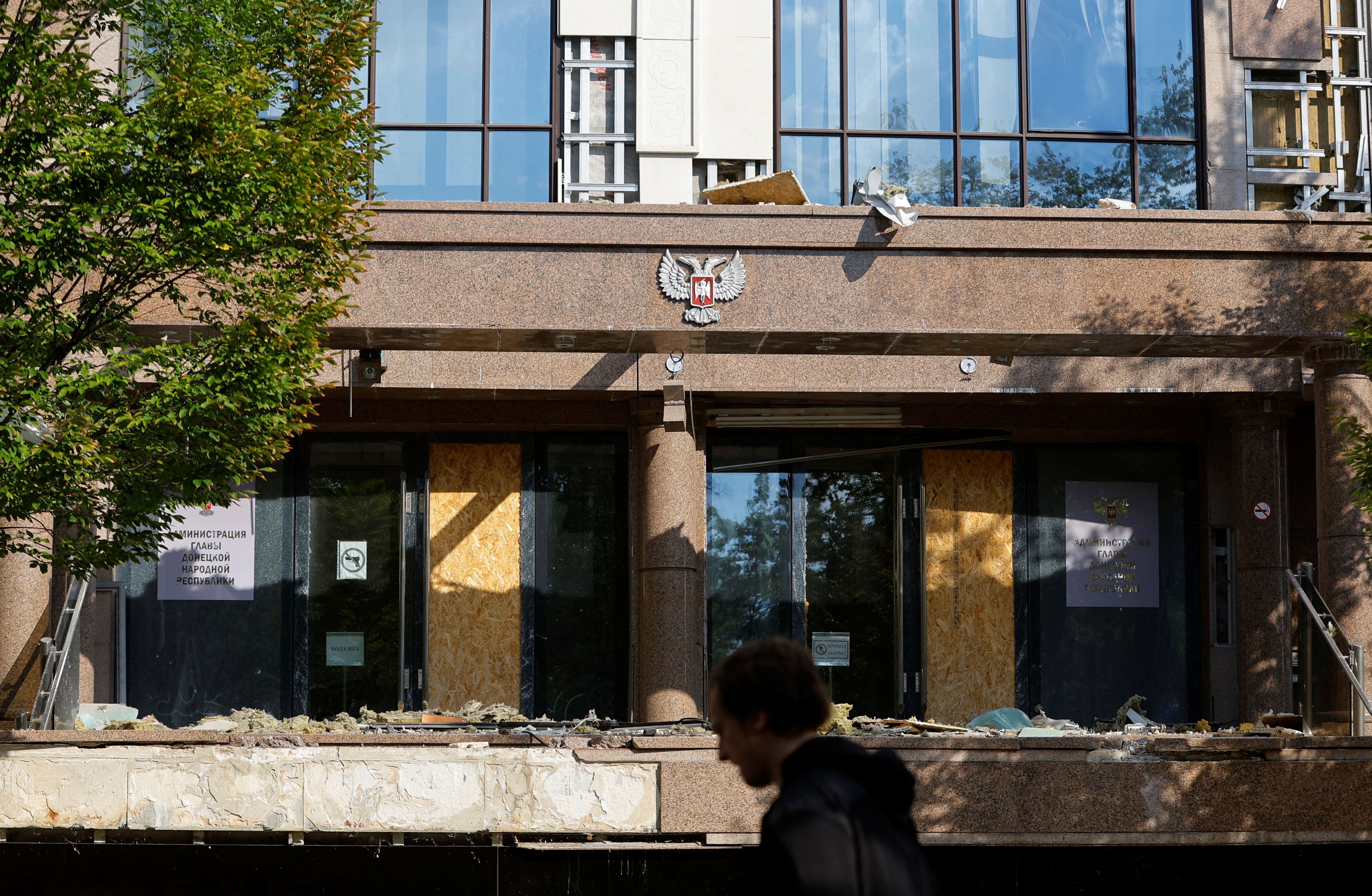 El edificio de la sede de las autoridades locales instaladas por Rusia, dañado por bombardeos en Donetskv (REUTERS/Alexander Ermochenko)