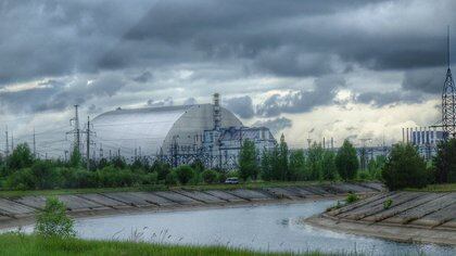 Centrale nucleare di Chernobyl (Ucraina), con l'edificio di contenimento installato sopra il reattore n. 4. Maggio 2017. German-Oryzaula, autore presentato