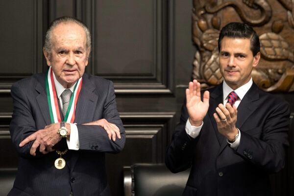 El presidente Enrique Peña Nieto junto al empresario Alberto Baillères durante la ceremonia de la entrega de la Medalla Belisario Domínguez en 2015 (Foto; EFE)