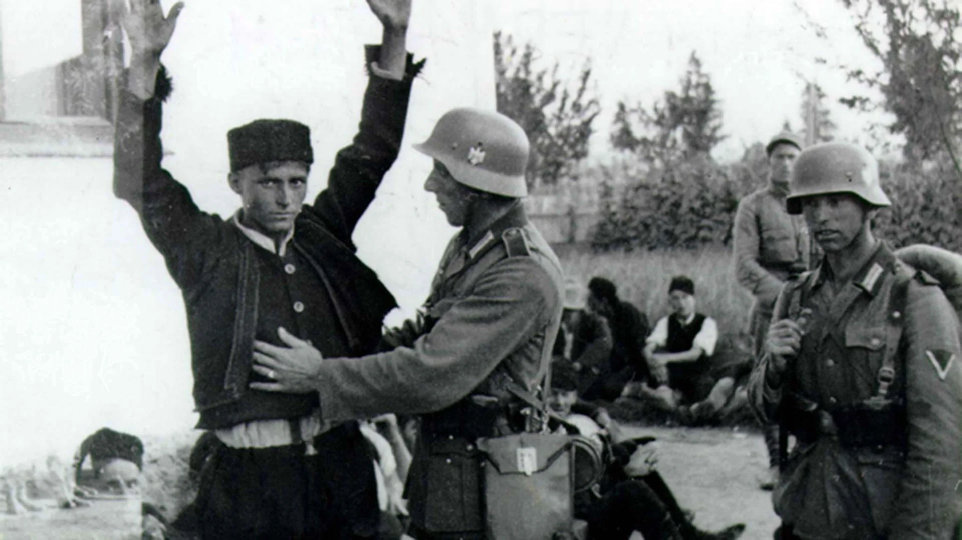 Soldados alemanes revisan a los habitantes de un poblado ruso conquistado