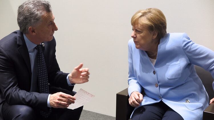 Mauricio Macri con Ángela Merkel en el G20 de Japón (Presidencia)