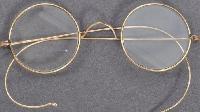 Subastan los anteojos de Mahatma Gandhi por más de USD 300 mil