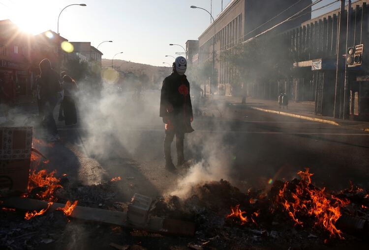 Un manifestante junto a una barricada durante las protestas en Chile (REUTERS/Rodrigo Garrido)