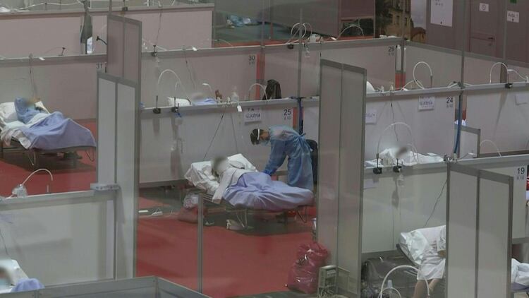 Un espacio convertido en improvisado hospital en España para atender a los pacientes de coronavirus (AFP)