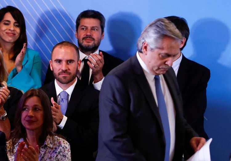 Martín Guzmán observa a Alberto Fernández antes de jurar como ministro de Economía