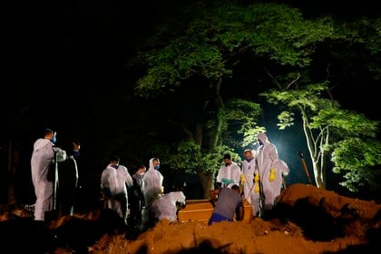 Fotografía que muestra el entierro nocturno de una víctima de la covid-19 en el cementerio Vila Formosa en Sao Paulo (Brasil). EFE/Fernando Bizerra Jr/Archivo
